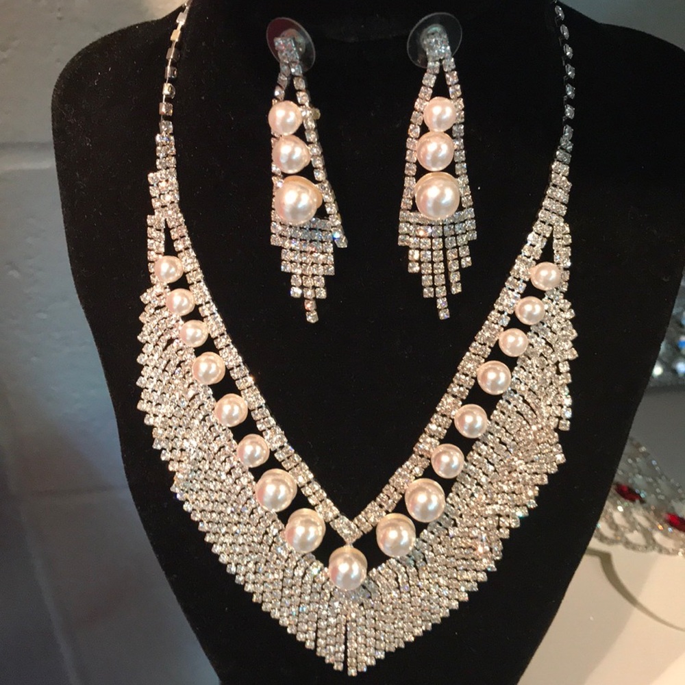 Pearl and Crystal Necklace Set